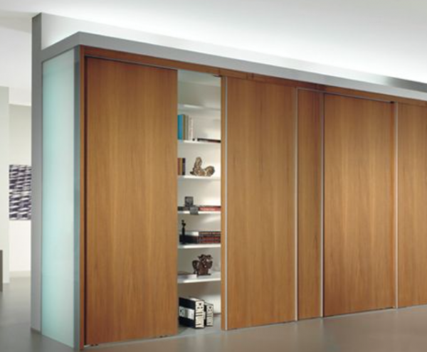 Lemari pakaian dengan sistem penyimpanan geser di bagian dalam